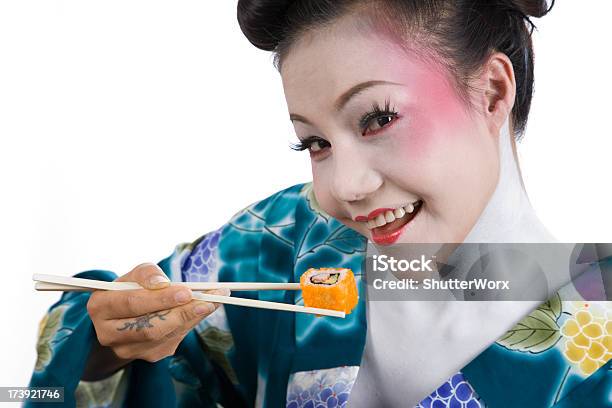 Photo libre de droit de Manger Des Sushis banque d'images et plus d'images libres de droit de Femmes - Femmes, Fond blanc, Japonais