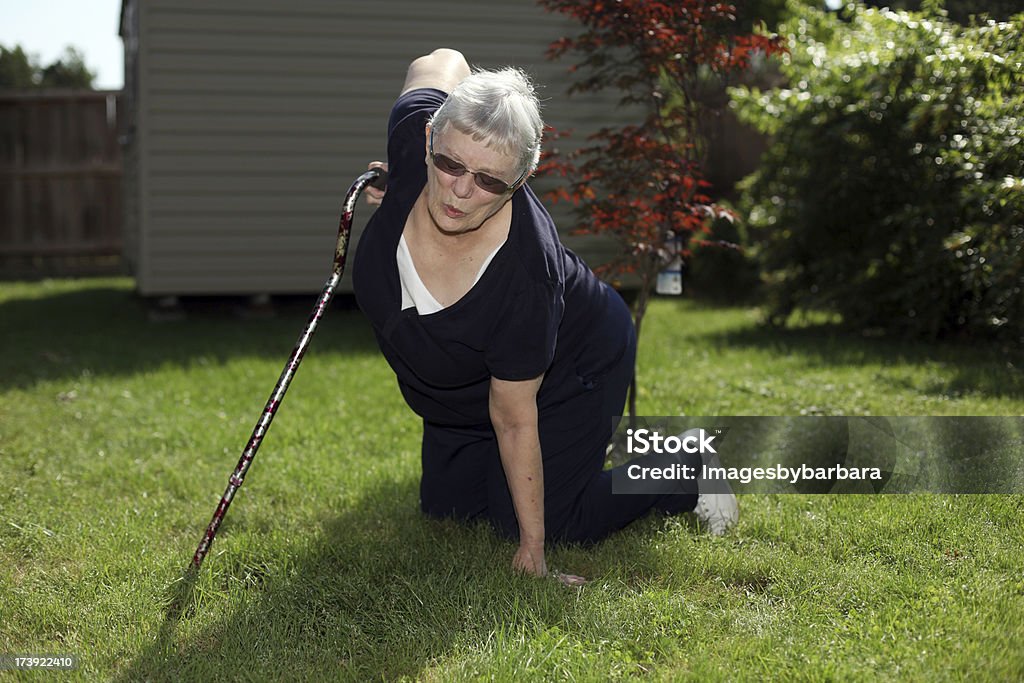 Senior donna caduto nel dolore all'aperto. - Foto stock royalty-free di Cadere