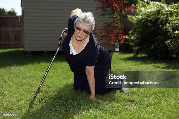 Senior Donna Caduto Nel Dolore Allaperto - Fotografie stock e altre immagini di Cadere - Cadere, Donne anziane, Dolore fisico