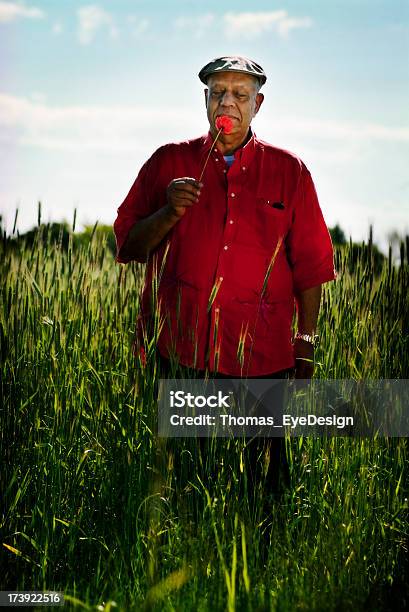Uomo Anziano Nel Campo - Fotografie stock e altre immagini di Uomini - Uomini, Afro-americano, Sovrappeso