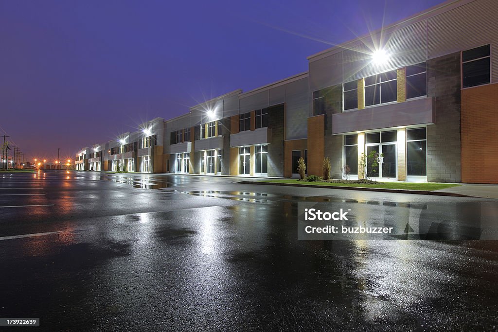 Industrias iluminado por la noche - Foto de stock de Equipo de iluminación libre de derechos