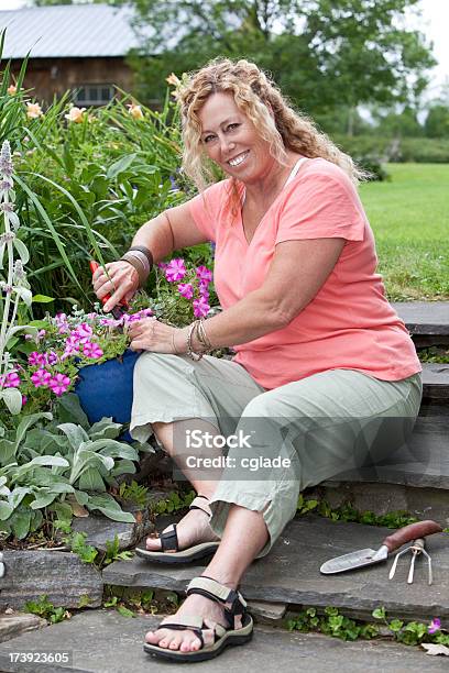 Frau Garten Stockfoto und mehr Bilder von 50-54 Jahre - 50-54 Jahre, 55-59 Jahre, Abgeschiedenheit