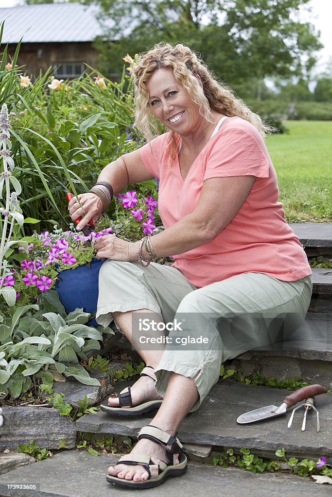 Mulher jardinagem - Foto de stock de 50 Anos royalty-free
