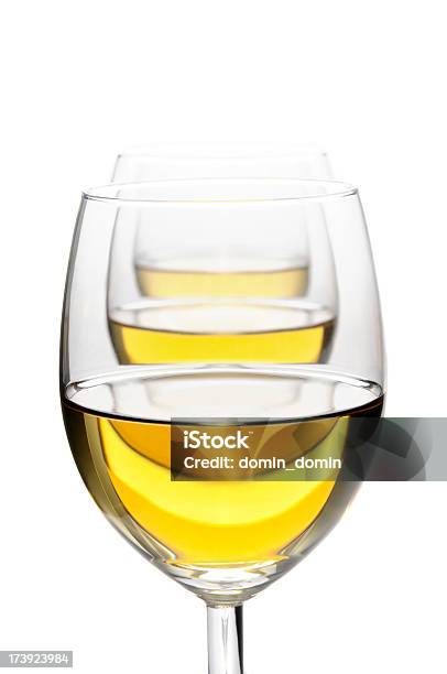 Три Полностью Бокала Вина — стоковые фотографии и другие картинки Алкоголь - напиток - Алкоголь - напиток, Белое вино, Белый фон