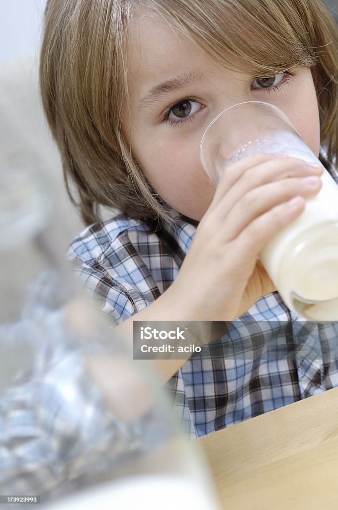 Süße kleine Junge trinkt Milch - Lizenzfrei 6-7 Jahre Stock-Foto