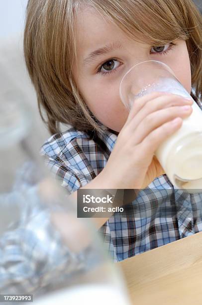 Süße Kleine Junge Trinkt Milch Stockfoto und mehr Bilder von 6-7 Jahre - 6-7 Jahre, Bauwerk, Bildkomposition und Technik