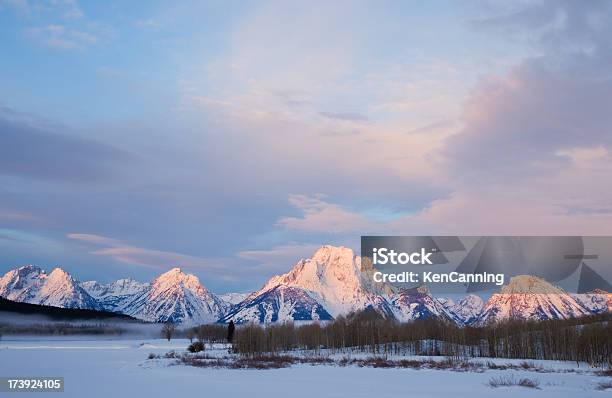 Schneebedeckte Berge Stockfoto und mehr Bilder von Berg - Berg, Berggipfel, Bunt - Farbton