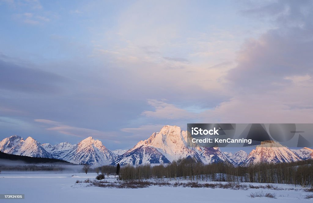 Cadeia de montanhas cobertas de neve - Foto de stock de Alto - Descrição Geral royalty-free