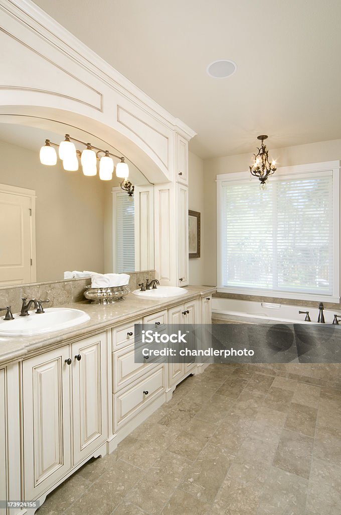 Blanco armario, pisos de piedra de baño - Foto de stock de Baño libre de derechos