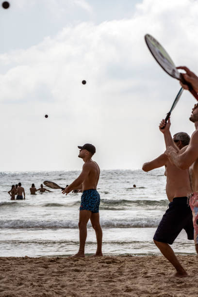 israeliani che giocano a matkot sulla spiaggia di tel aviv - matkot foto e immagini stock