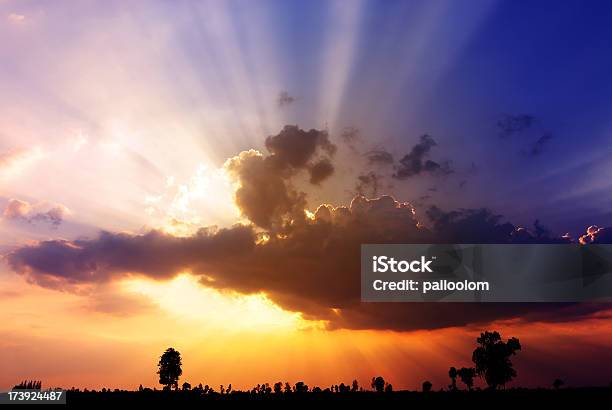 Puesta De Sol Foto de stock y más banco de imágenes de Luz del sol - Luz del sol, Nube, Paisaje con nubes