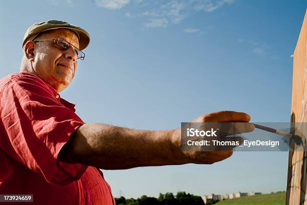 Uomo Anziano Nel Campo - Fotografie stock e altre immagini di Uomini - Uomini, Afro-americano, Dipingere