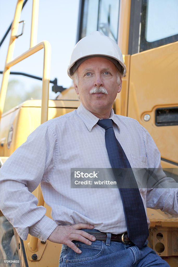 Homme travaillant au chantier de construction (XXL - Photo de Chantier de construction libre de droits