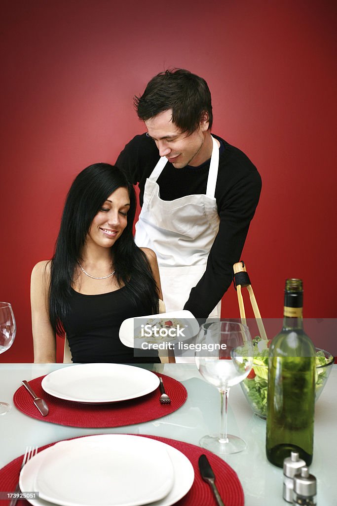 Homem servindo comida - Foto de stock de 20-24 Anos royalty-free