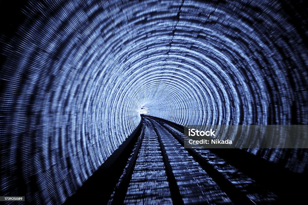 Movimiento a través del túnel - Foto de stock de Abstracto libre de derechos