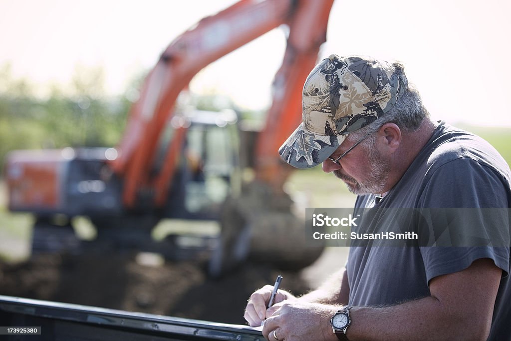 Auftragnehmer mit excavator - Lizenzfrei Arbeiten Stock-Foto