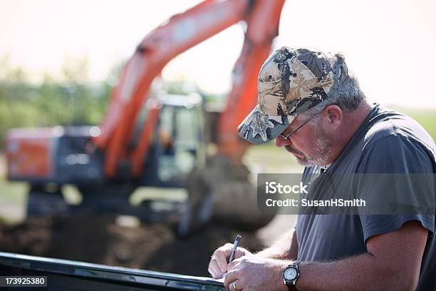 Auftragnehmer Mit Excavator Stockfoto und mehr Bilder von Arbeiten - Arbeiten, Arbeiter, Ausrüstung und Geräte