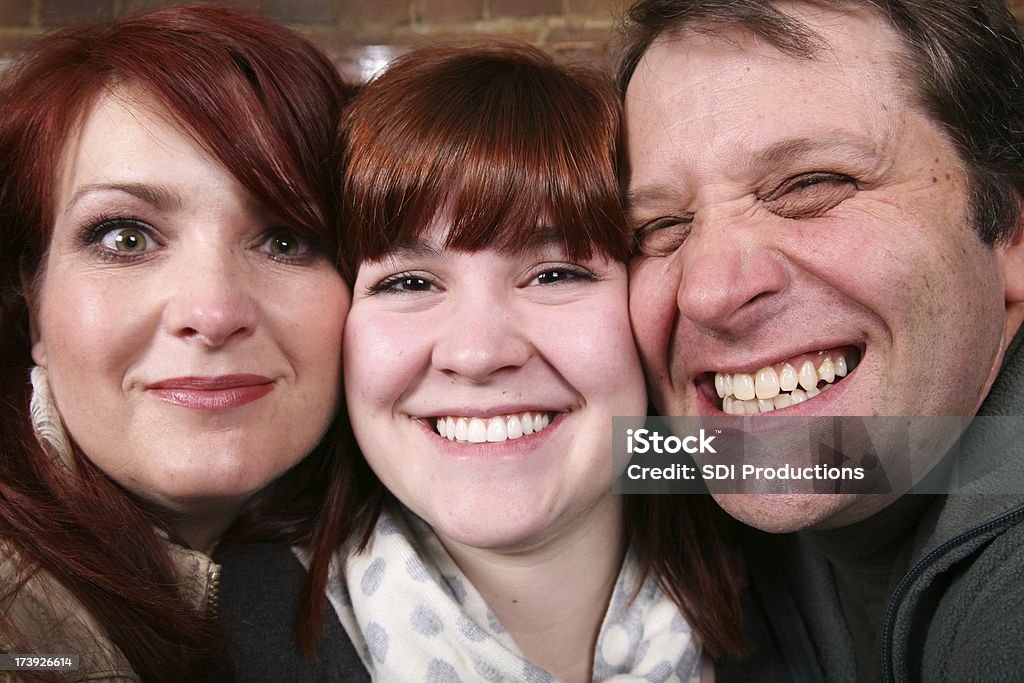 Gros plan de la famille heureuse de trois personnes - Photo de Adolescence libre de droits