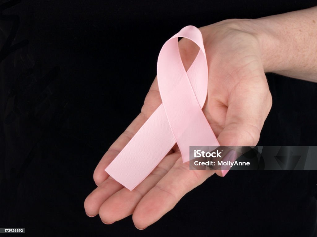 Breast Cancer Awareness 리본상 in Hand on 블랙-수평계 - 로열티 프리 0명 스톡 사진