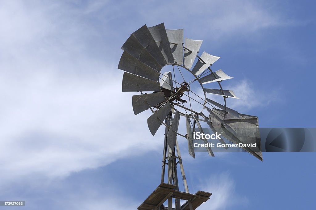 Antiguo Molino de viento en fondo con el cielo nublado - Foto de stock de Aire libre libre de derechos