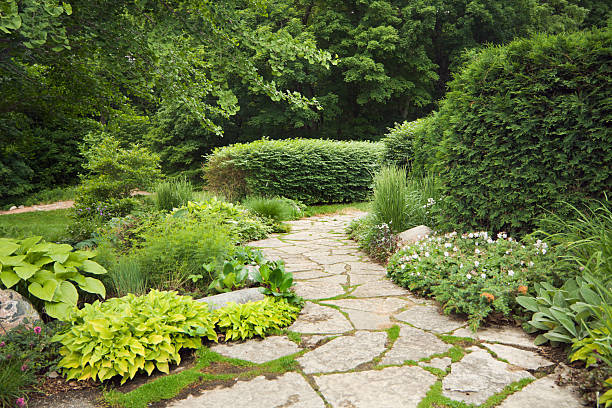 teren zielony patio z formalnego, ozdobne kwiaty ogrody, i kamienne ścieżki - patio stone footpath formal garden zdjęcia i obrazy z banku zdjęć