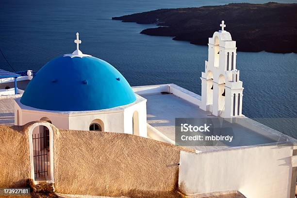 Famosa Chiesa Ortodossa Con Cupola Blu Su Santorini - Fotografie stock e altre immagini di A forma di croce
