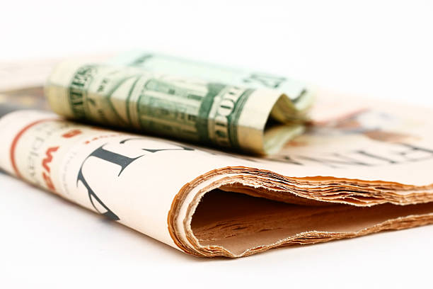 dinero y periódico - home finances recession newspaper finance fotografías e imágenes de stock