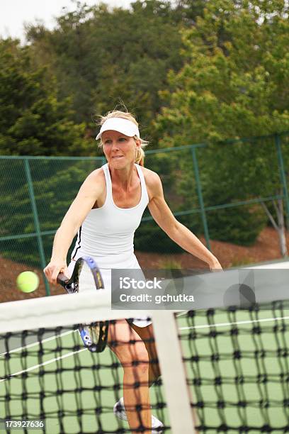 Giocatore Di Tennis Di Portare La Palla - Fotografie stock e altre immagini di Adulto - Adulto, Adulto in età matura, Ambientazione esterna