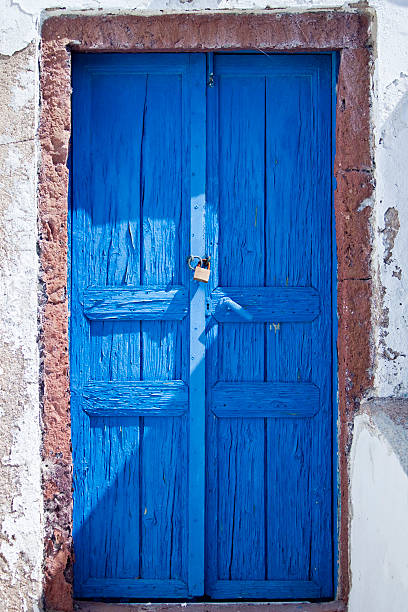 porta azul da grécia em santorini - greek islands greece day full frame imagens e fotografias de stock
