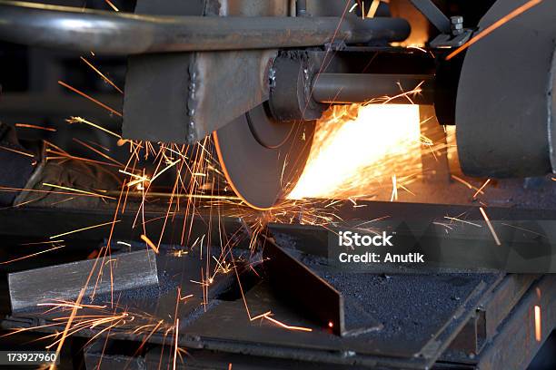 Metallo Industria Di Lavoroda Taglio - Fotografie stock e altre immagini di Attrezzatura - Attrezzatura, Attrezzi da lavoro, Composizione orizzontale