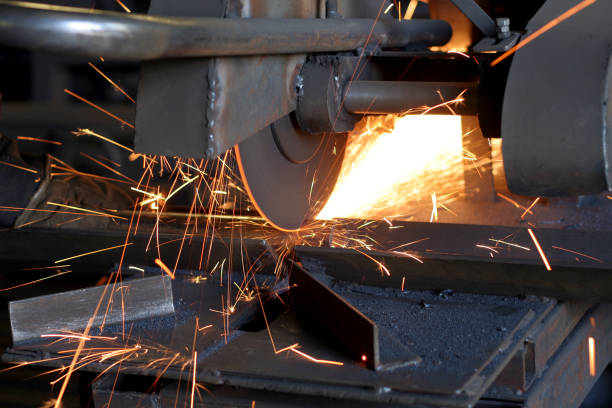 Trabalho no setor de metal cuting - foto de acervo