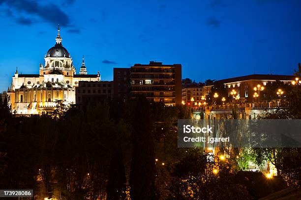 Catedral De La Almudena - Fotografias de stock e mais imagens de Ao Ar Livre - Ao Ar Livre, Arquitetura, Capitais internacionais