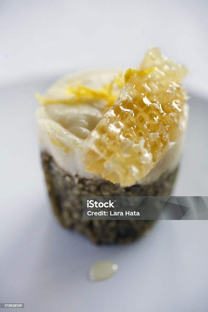 Десерт с узором в виде пчелиных сот - Стоковые фото Маточное молочко роялти-фри