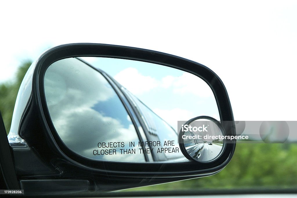 Oggetti in specchio con riflessione limousine e auto vicino - Foto stock royalty-free di Automobile