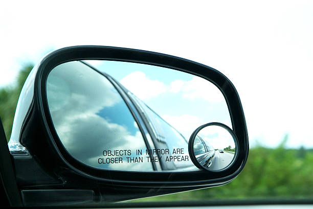 Cтоковое фото Объекты в зеркало ближе-лимузине Отражение