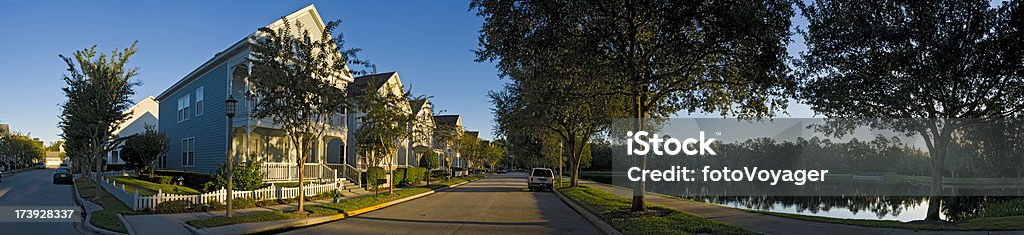 American aube lever du soleil dans la banlieue - Photo de Banlieue pavillonnaire libre de droits