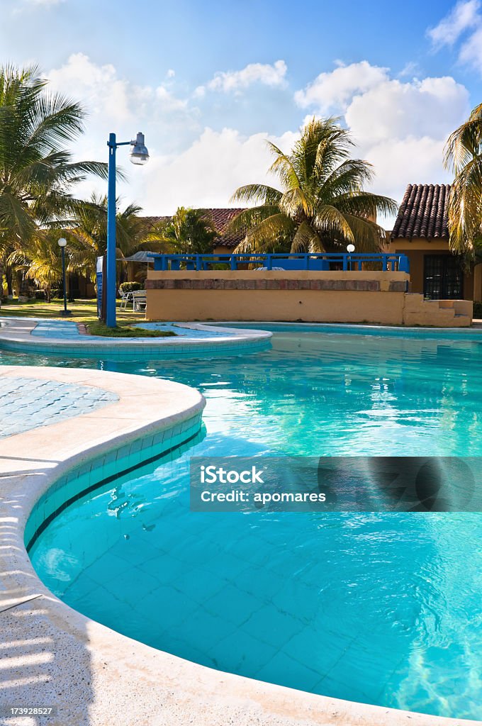 Тропический бассейн на курорте - Стоковые фото S-образный роялти-фри