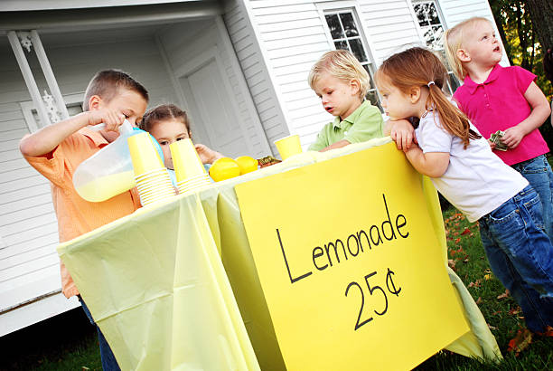 bambini presso una bancarella della limonata - lemonade stand lemonade waiting in line child foto e immagini stock