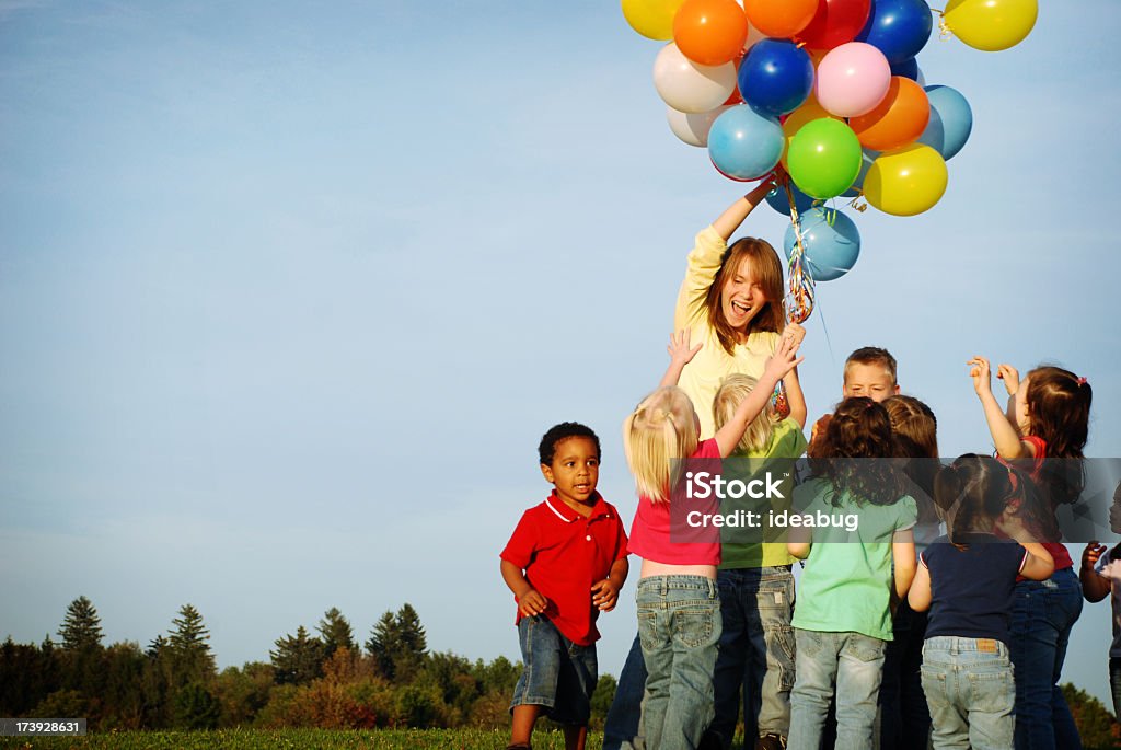 Une los niños alcanzar de globos - Foto de stock de Globo - Decoración libre de derechos