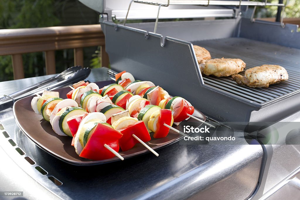 Barbecue Brochettes de légumes et poulet sur le gril extérieur, espace pour copie - Photo de Acier inoxydable libre de droits