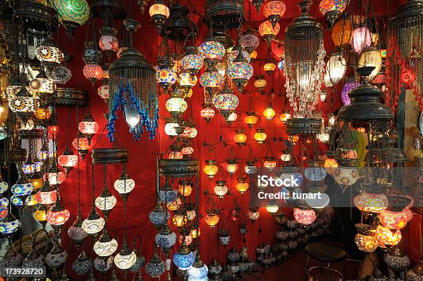 Grande Bazar - Fotografias de stock e mais imagens de Arte e Artesanato - Objeto manufaturado - Arte e Artesanato - Objeto manufaturado, Candelabro, Colorido