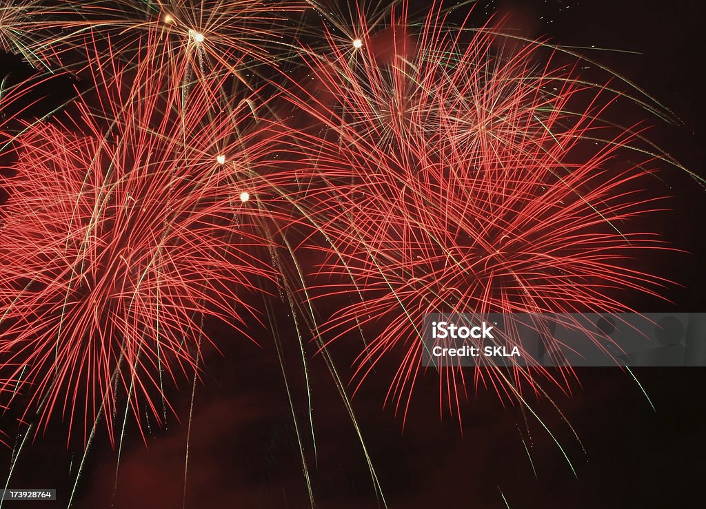 Rosso 4 luglio i fuochi d'artificio - Foto stock royalty-free di Fuochi d'artificio