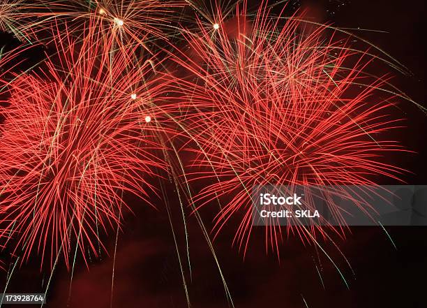 Rosso 4 Luglio I Fuochi Dartificio - Fotografie stock e altre immagini di Fuochi d'artificio - Fuochi d'artificio, Petardo, Rosso