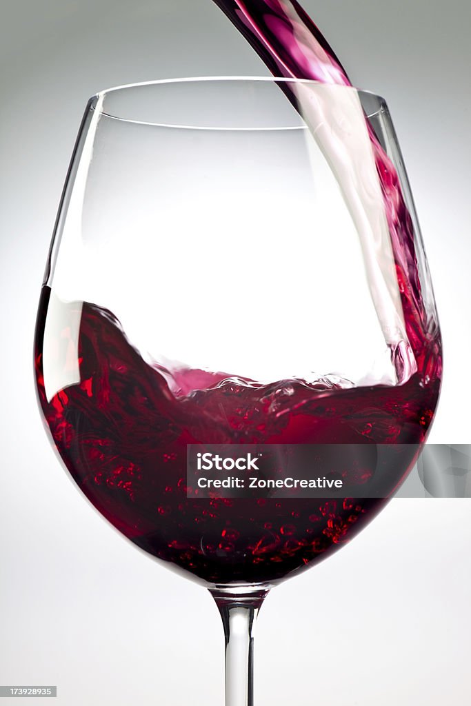 Vinho tinto safra caindo no cálice close-up - Foto de stock de Bebida royalty-free