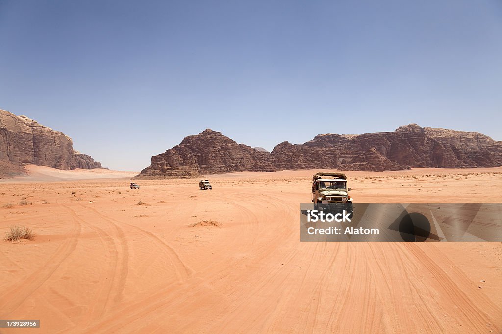 Autos im Wadi Rum - Lizenzfrei Wadi Rum Stock-Foto