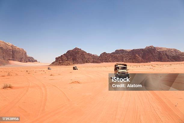 Autos Im Wadi Rum Stockfoto und mehr Bilder von Wadi Rum - Wadi Rum, Geländewagen, Vierradantrieb