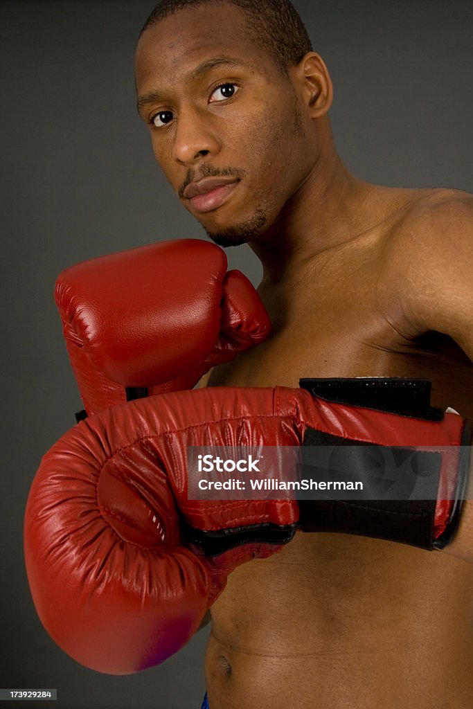 Afro-Américain lecture pour un combat de boxe - Photo de Adulte libre de droits