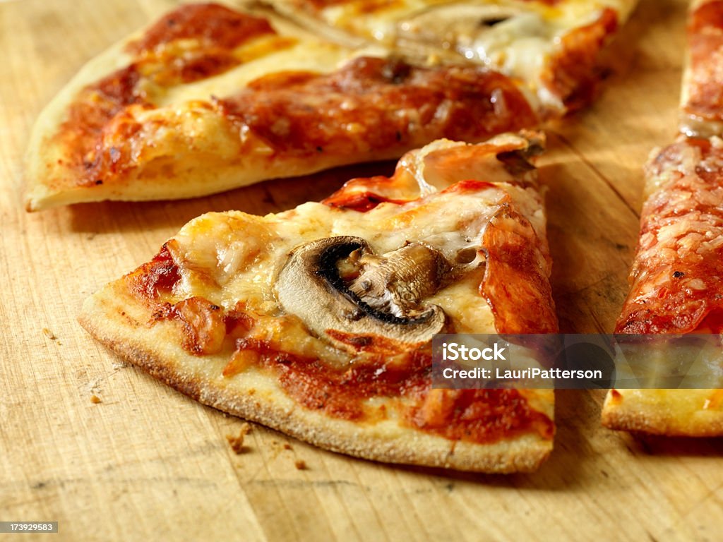 Kawałek pizzy Pepperoni i grzybów - Zbiór zdjęć royalty-free (Bez ludzi)