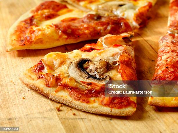 Kawałek Pizzy Pepperoni I Grzybów - zdjęcia stockowe i więcej obrazów Bez ludzi - Bez ludzi, Bliskie zbliżenie, Chrupiący
