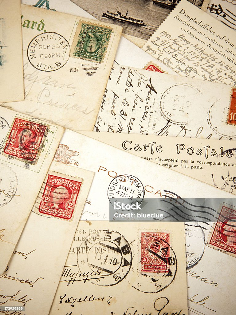 Antigos cartões postais, selos - Foto de stock de Pilha - Arranjo royalty-free